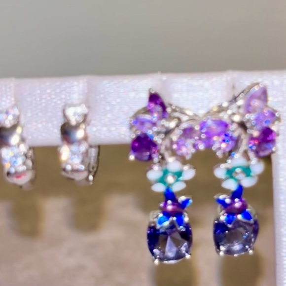 Bags wallets and more vintage luxury designer. Live sale.  Like to be notified - Picture 11 of 17